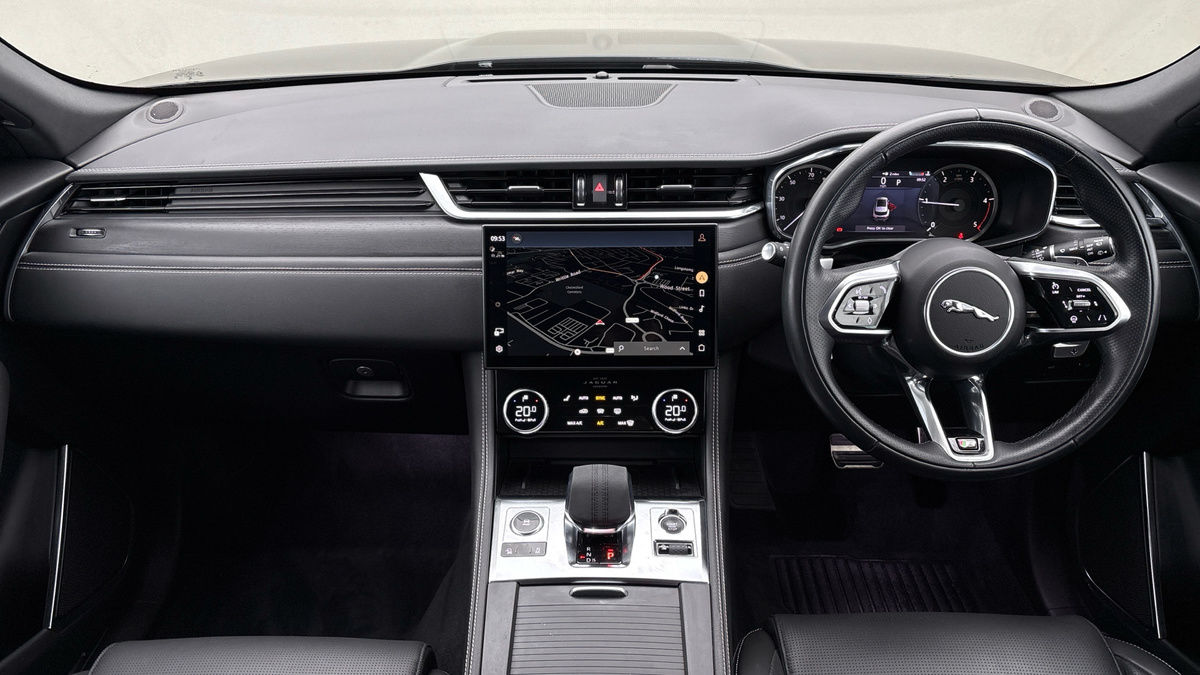 Jaguar F-PACE Image 12