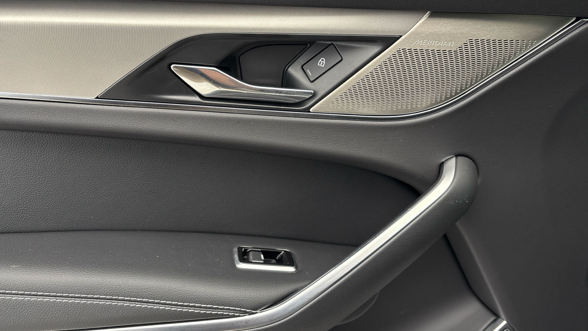 Jaguar F-PACE Image 19