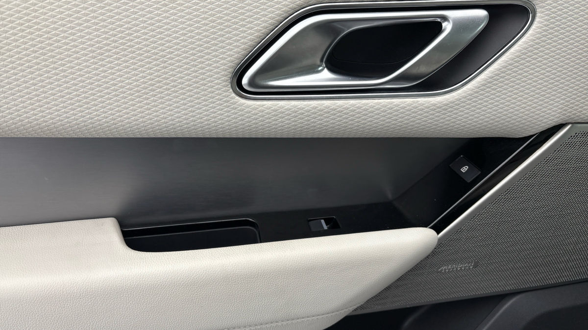 Land Rover Range Rover Velar Image 19
