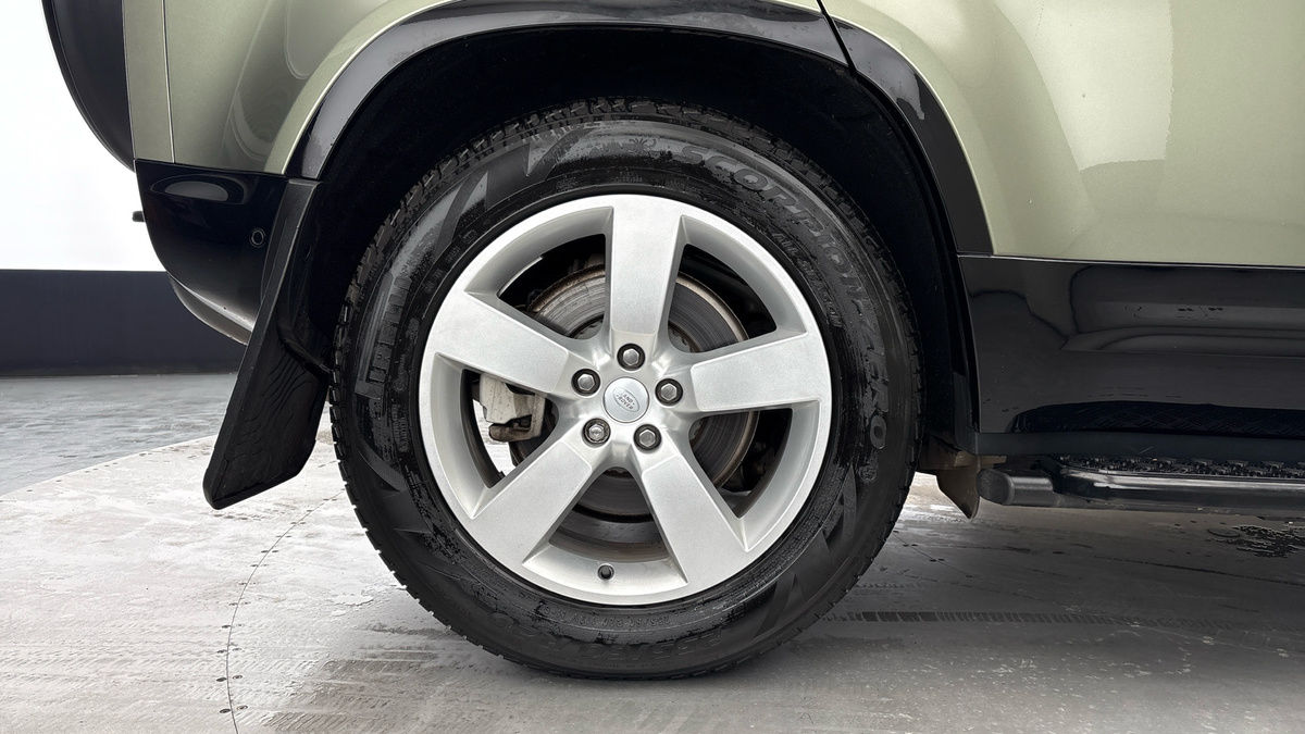 Land Rover Defender 110 Image 10