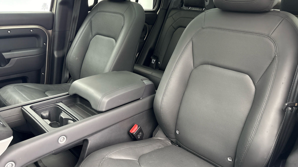 Land Rover Defender 110 Image 7