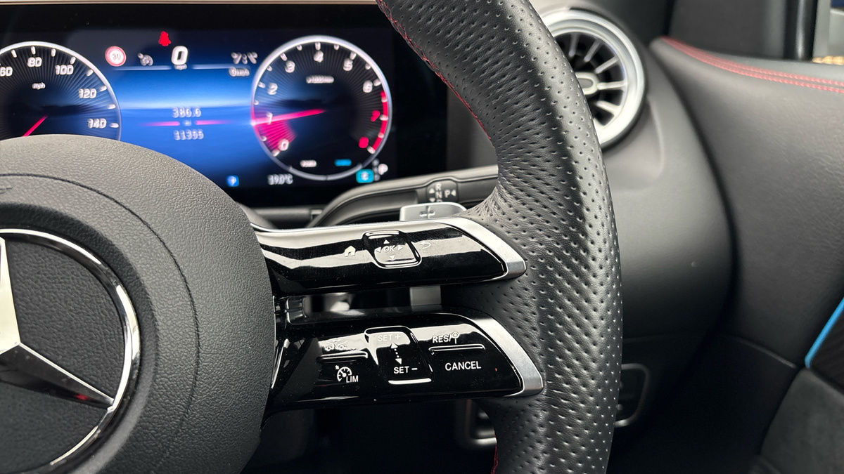 Mercedes-Benz GLA Image 14