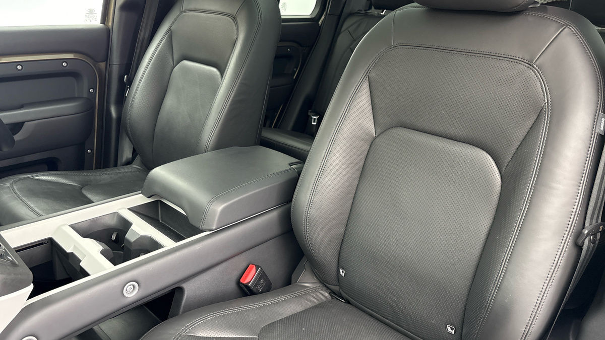 Land Rover Defender 110 Image 7