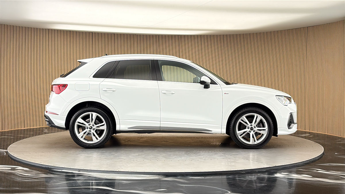 Audi Q3 Image 16