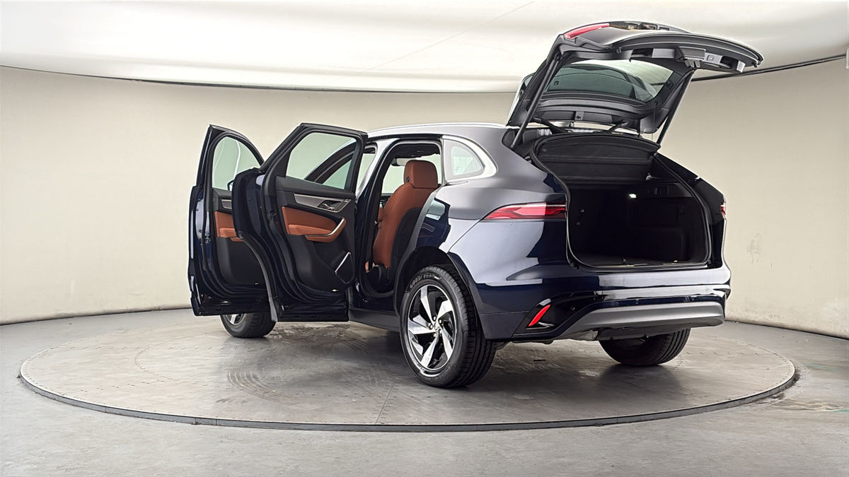 Jaguar F-PACE Image 23
