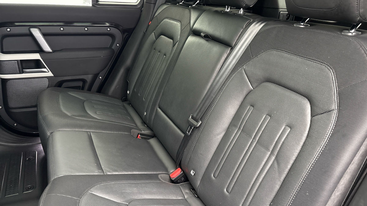 Land Rover Defender 110 Image 8