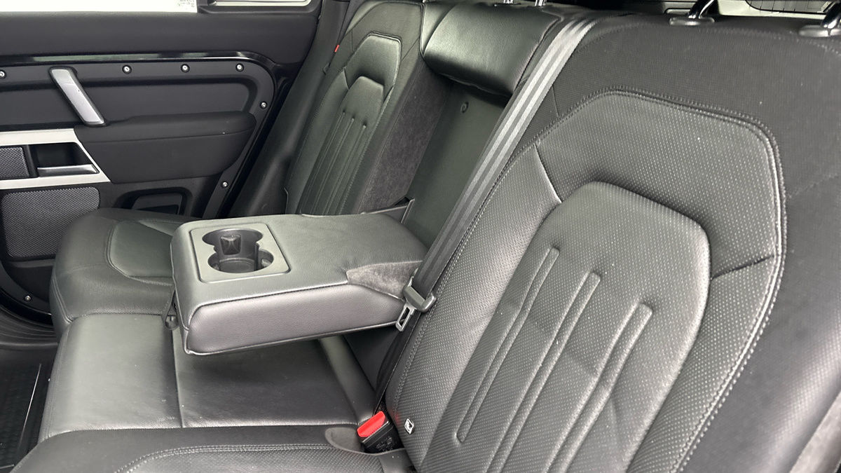 Land Rover Defender 110 Image 9