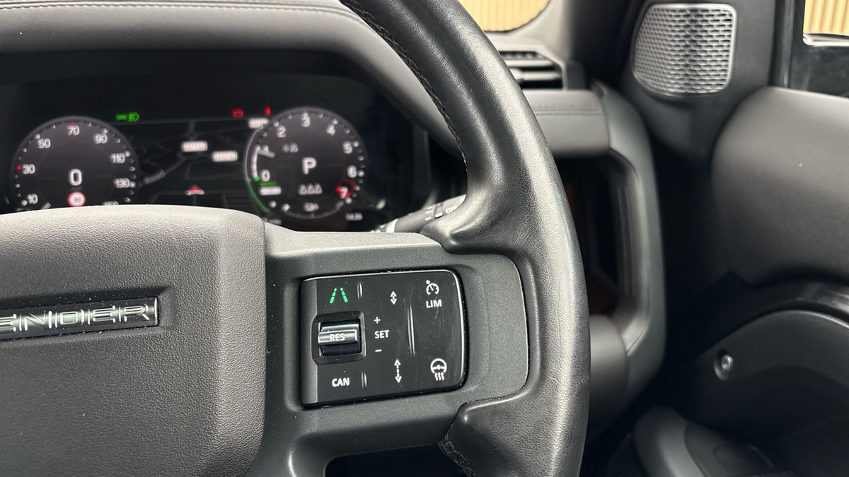 Land Rover Defender 110 Image 14