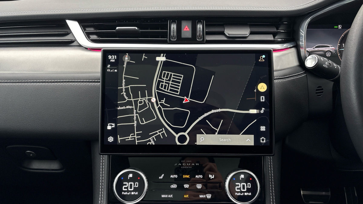 Jaguar F-PACE Image 17