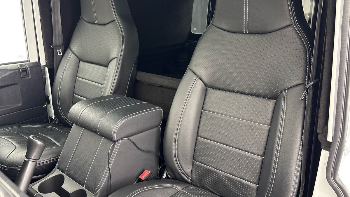 Land Rover Defender 90 Image 7