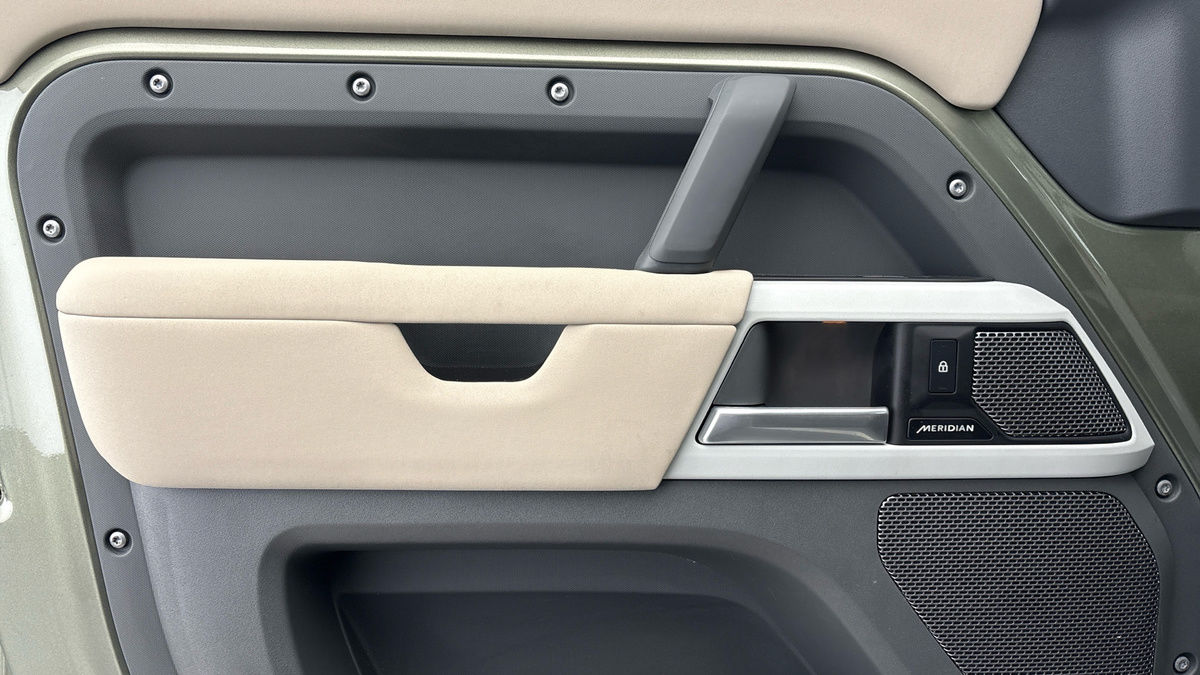 Land Rover Defender 110 Image 19