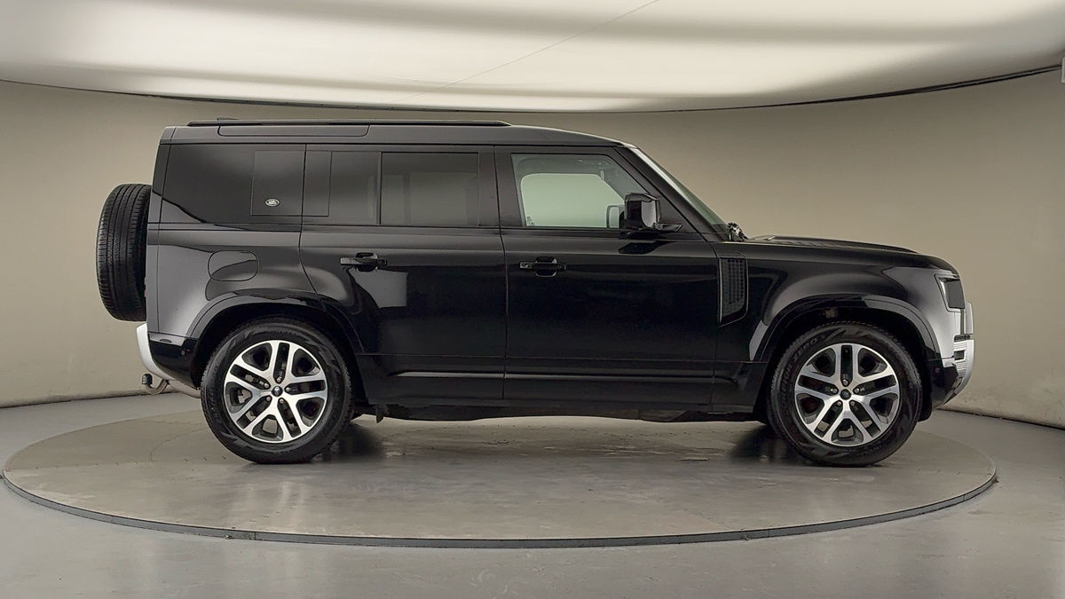 Land Rover Defender 110 Image 16