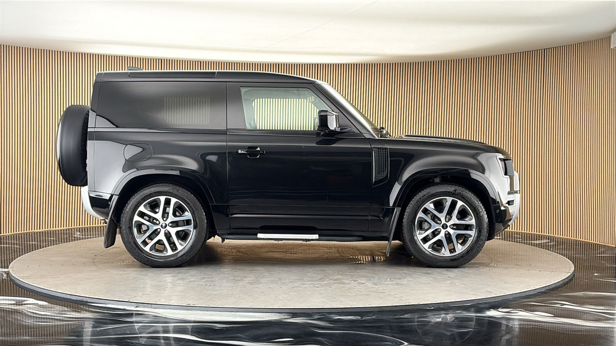 Land Rover Defender 90 Image 16