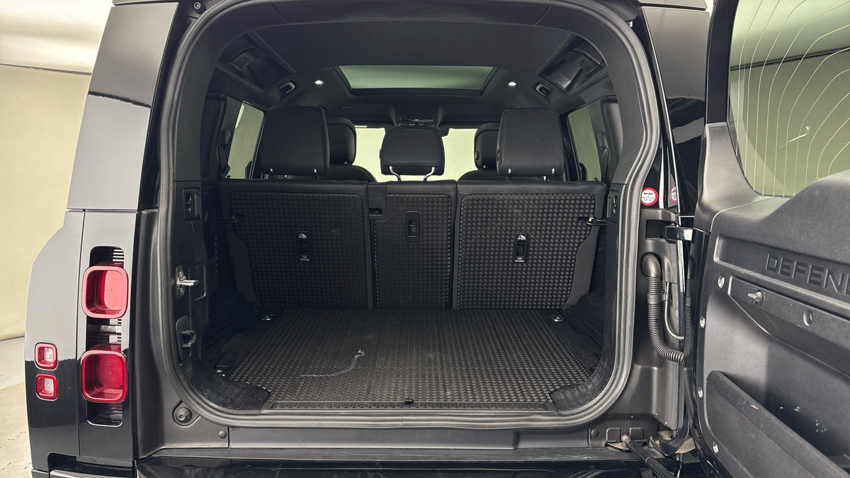 Land Rover Defender 110 Image 11