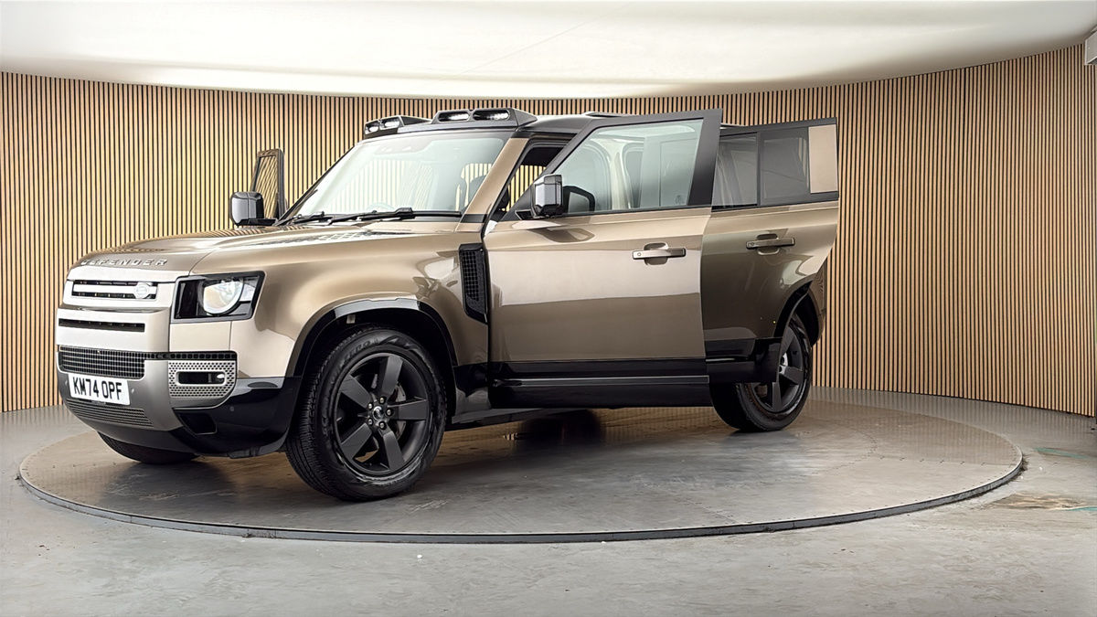Land Rover Defender 110 Image 22