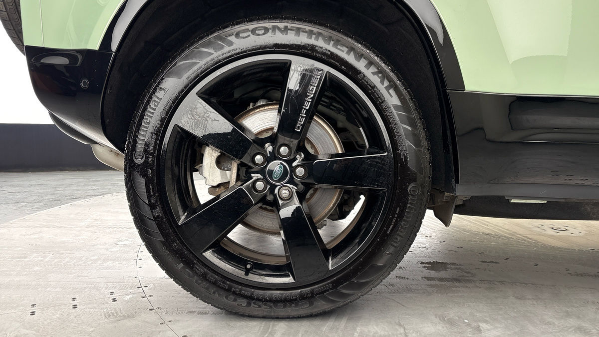 Land Rover Defender 110 Image 10