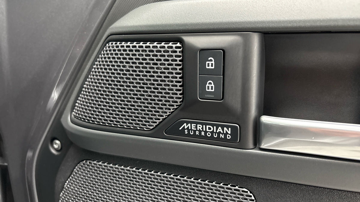 Land Rover Defender 110 Image 26