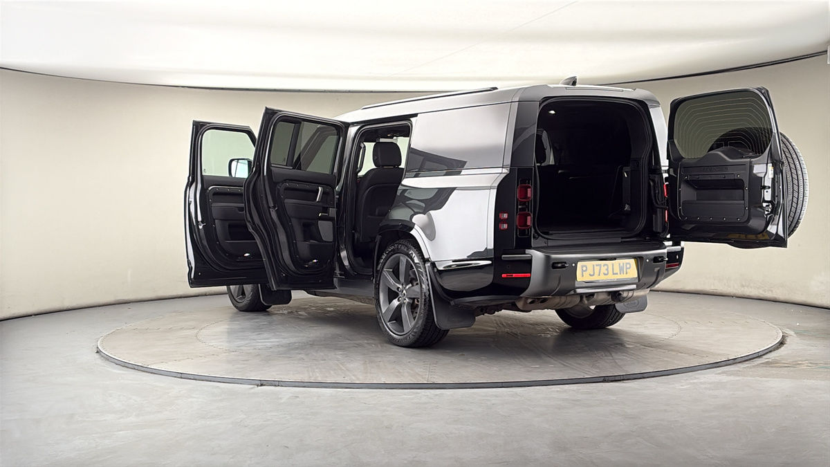 Land Rover Defender 130 Image 23