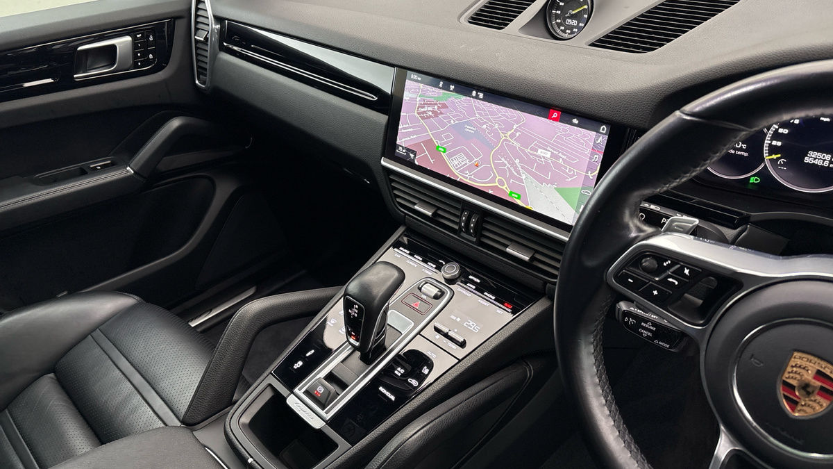 Porsche Cayenne Image 18