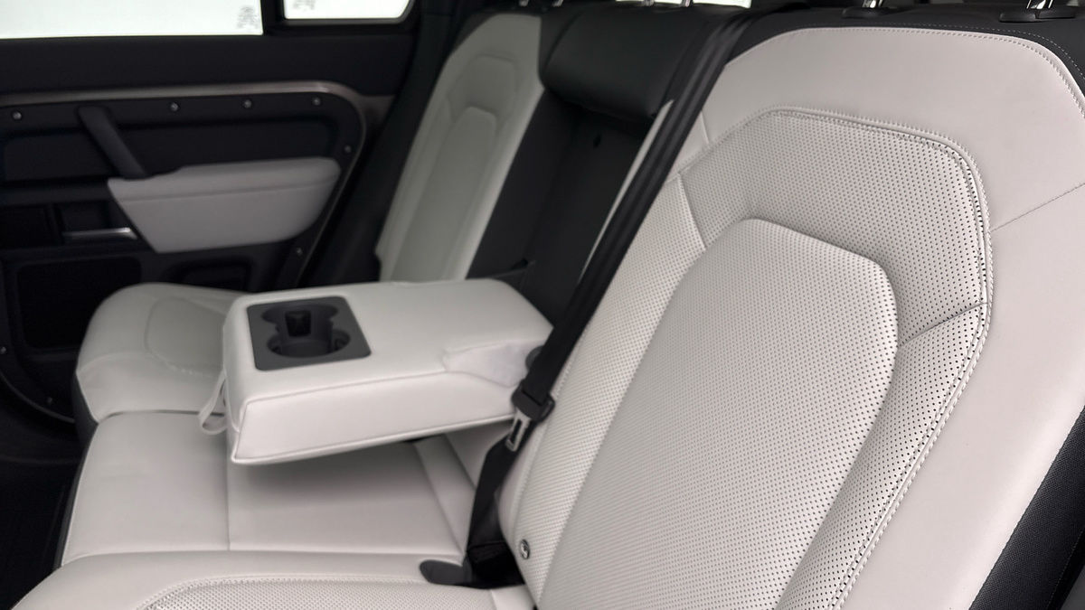 Land Rover Defender 110 Urban Image 23