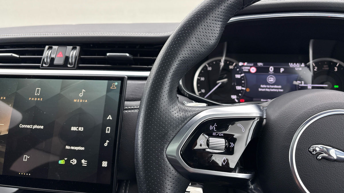 Jaguar F-PACE Image 13