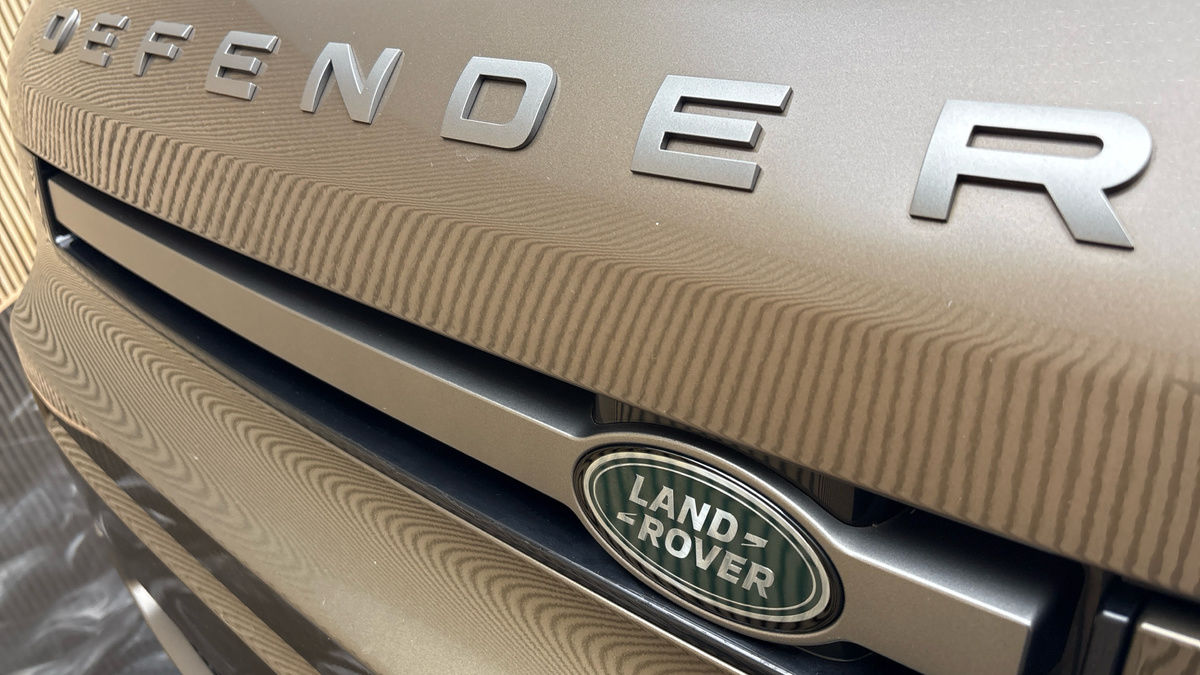 Land Rover Defender 110 Image 24