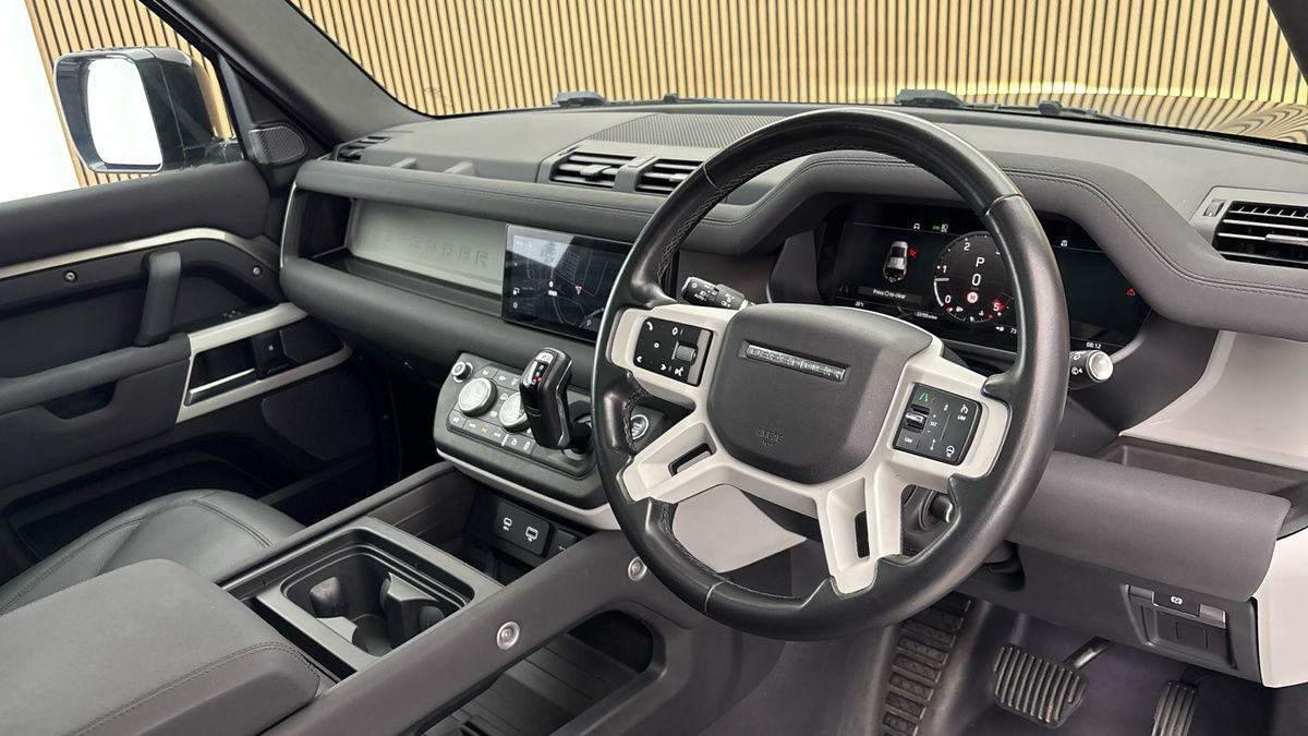 Land Rover Defender 110 Image 5