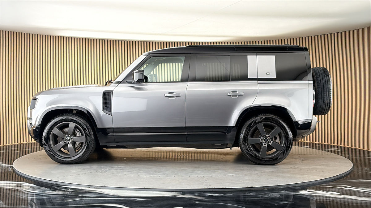 Land Rover Defender 110 Image 15