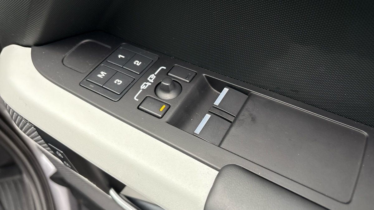 Land Rover Defender 90 Image 25