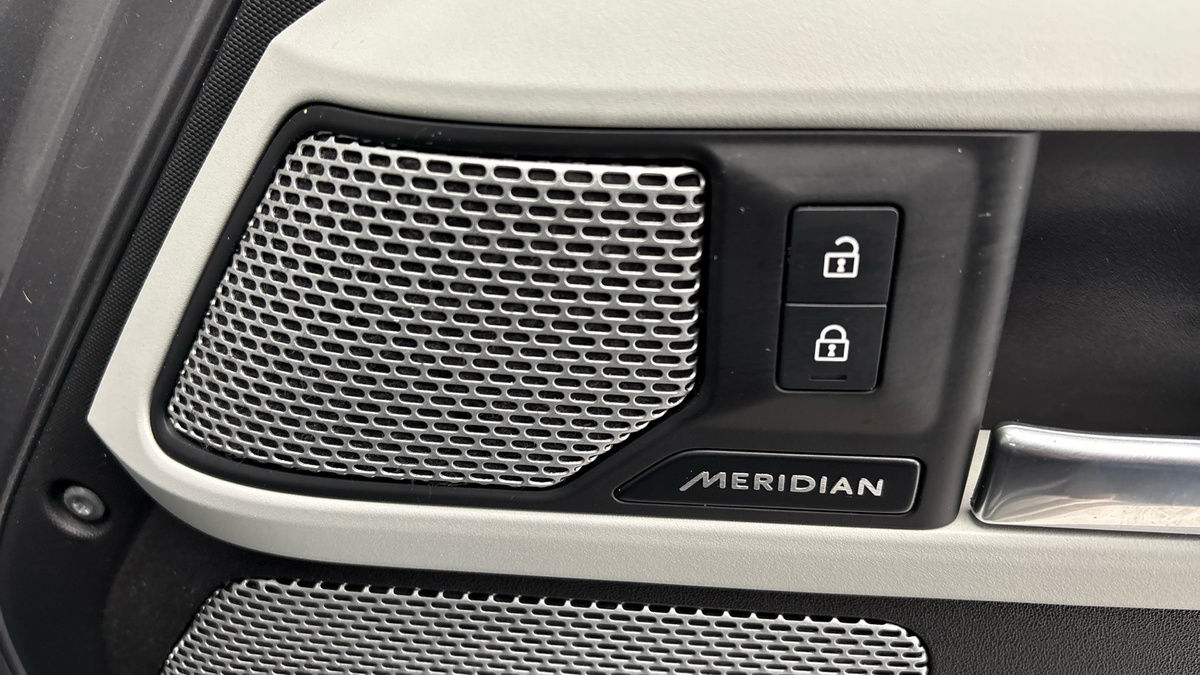 Land Rover Defender 130 Image 26