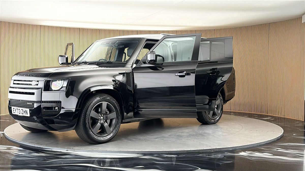 Land Rover Defender 130 Image 22