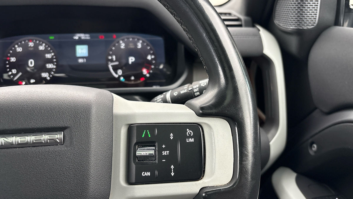 Land Rover Defender 110 Image 14