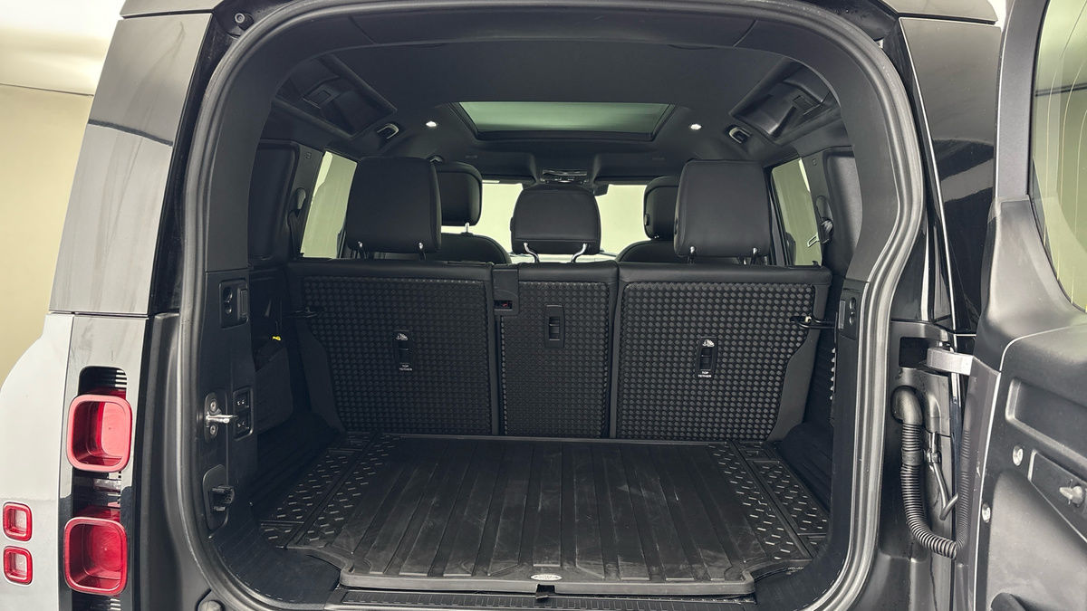 Land Rover Defender 110 Image 11
