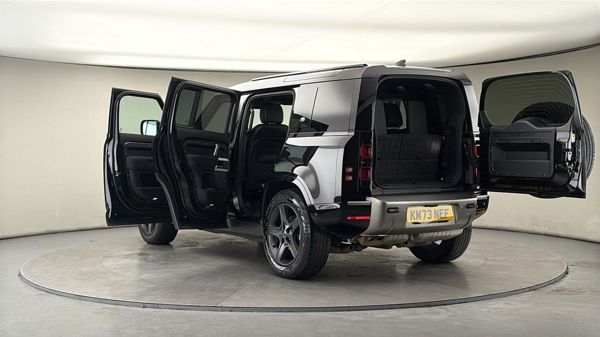 Land Rover Defender 110 Image 23