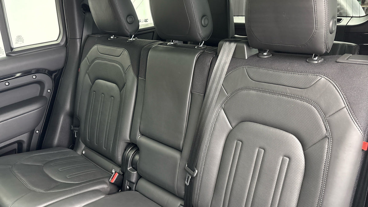Land Rover Defender 110 Image 8