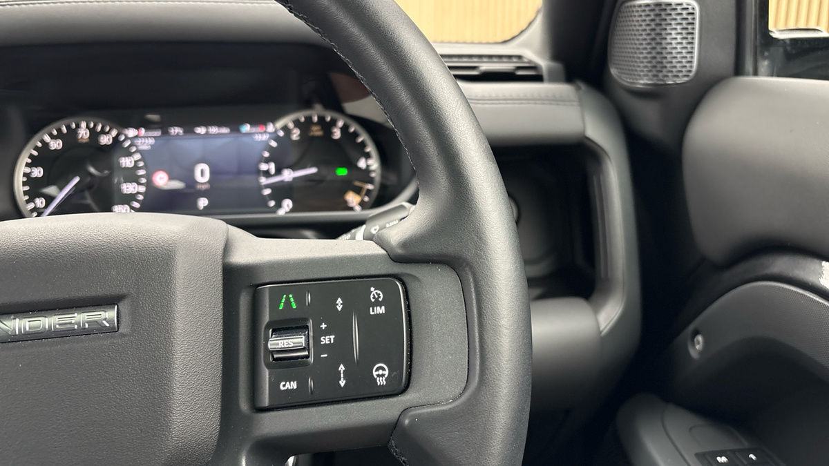 Land Rover Defender 110 Image 14