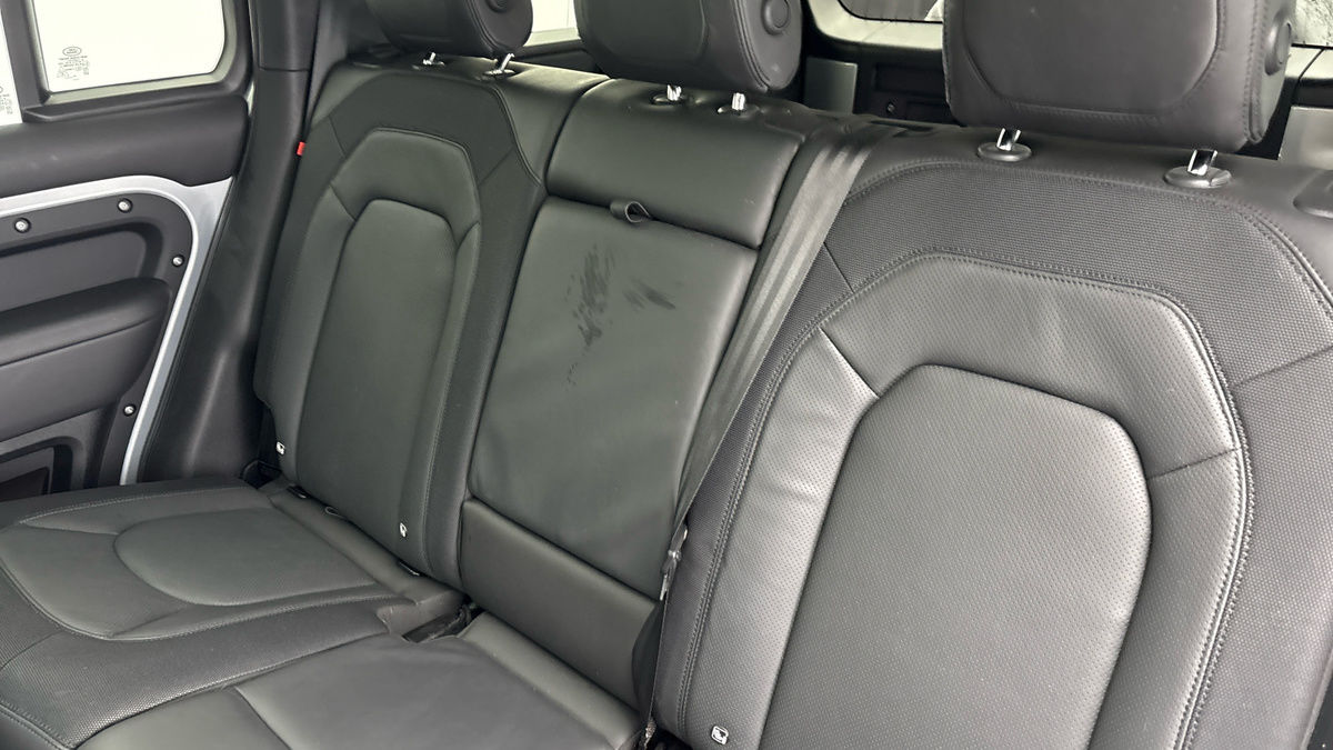 Land Rover Defender 110 Image 8