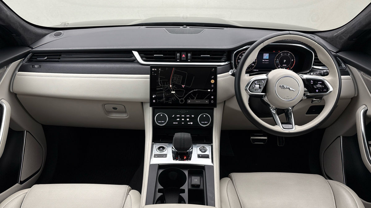 Jaguar F-PACE Image 12