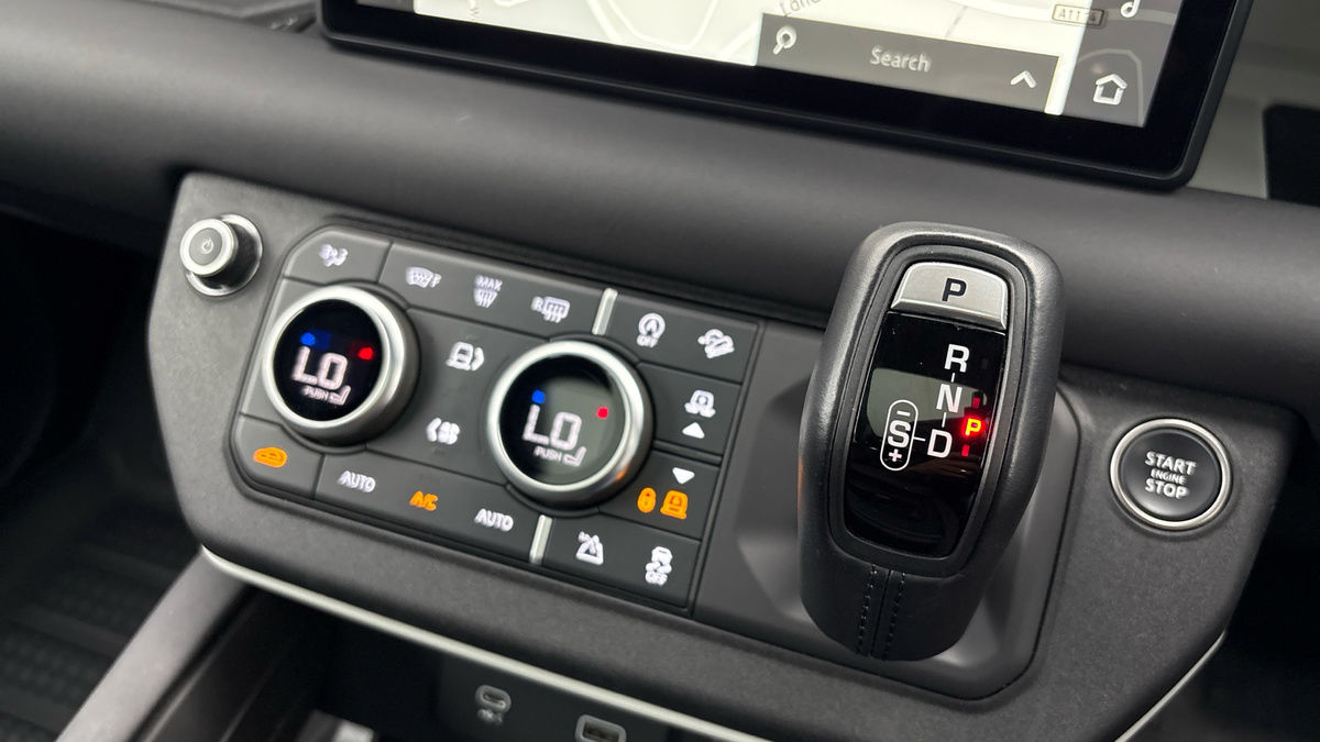Land Rover Defender 110 Image 25