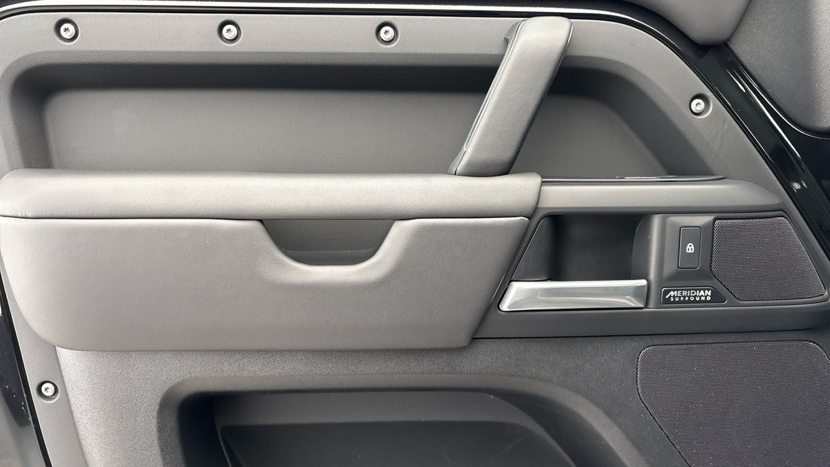 Land Rover Defender 110 Image 19