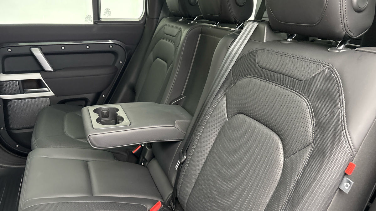 Land Rover Defender 110 Image 9