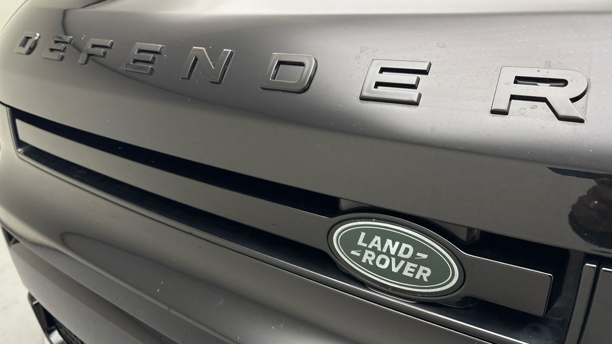 Land Rover Defender 110 Image 24