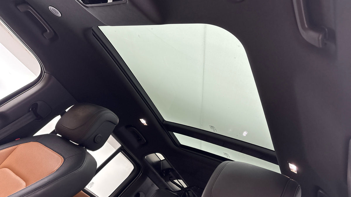 Land Rover Defender 110 Image 6