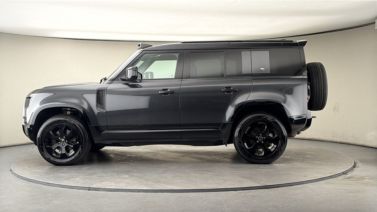 Land Rover Defender 110 Image 15