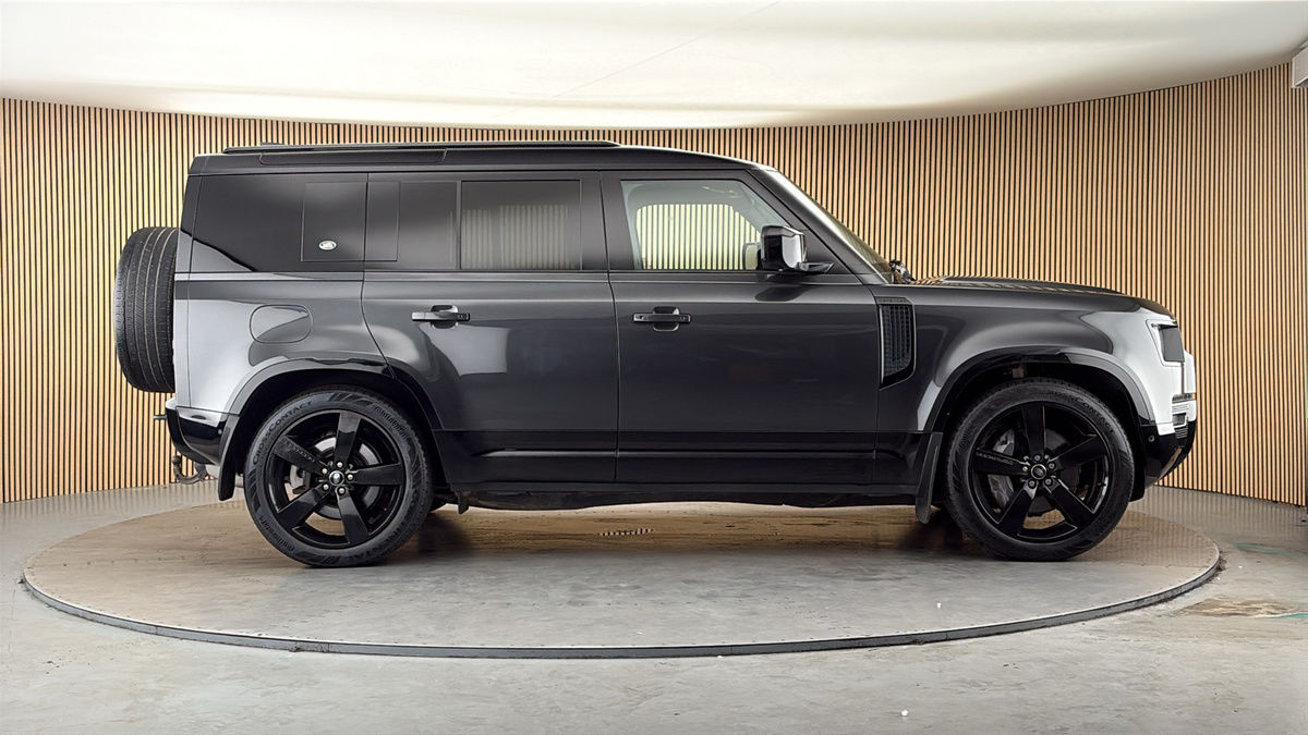Land Rover Defender 110 Image 16