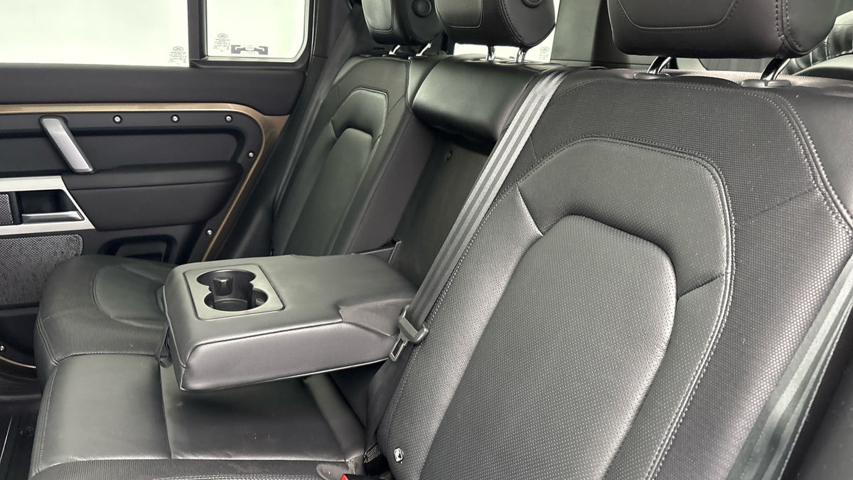 Land Rover Defender 110 Image 9