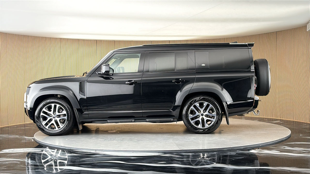 Land Rover Defender 130 Image 15