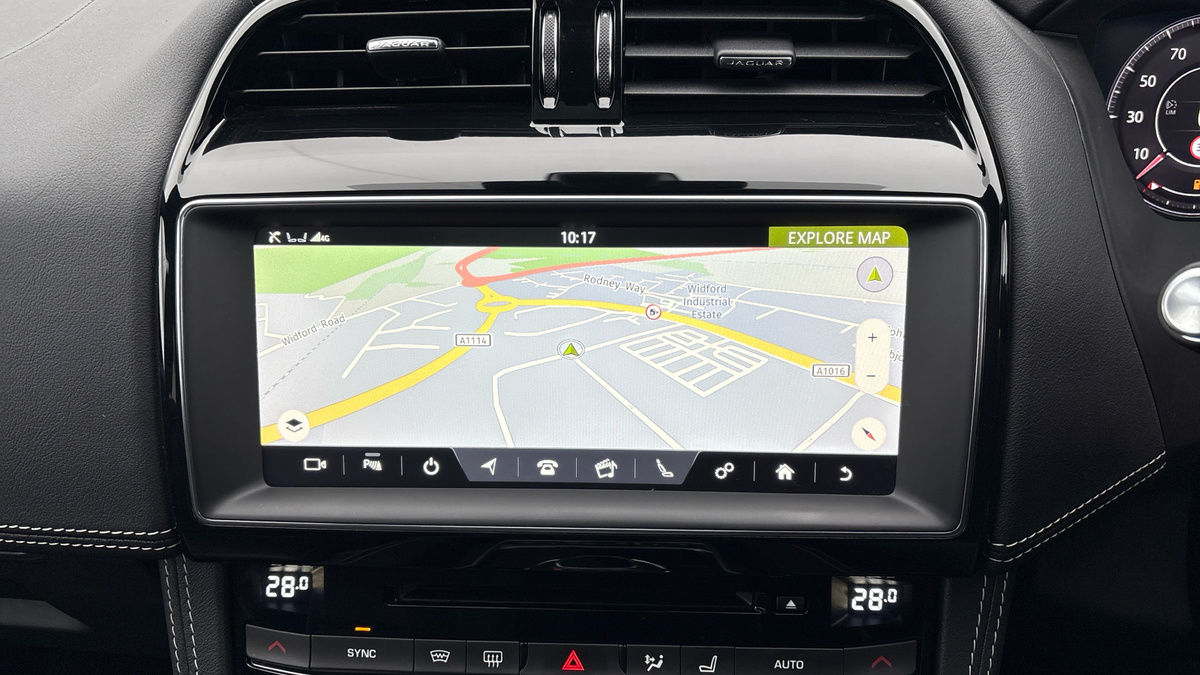 Jaguar F-PACE Image 17