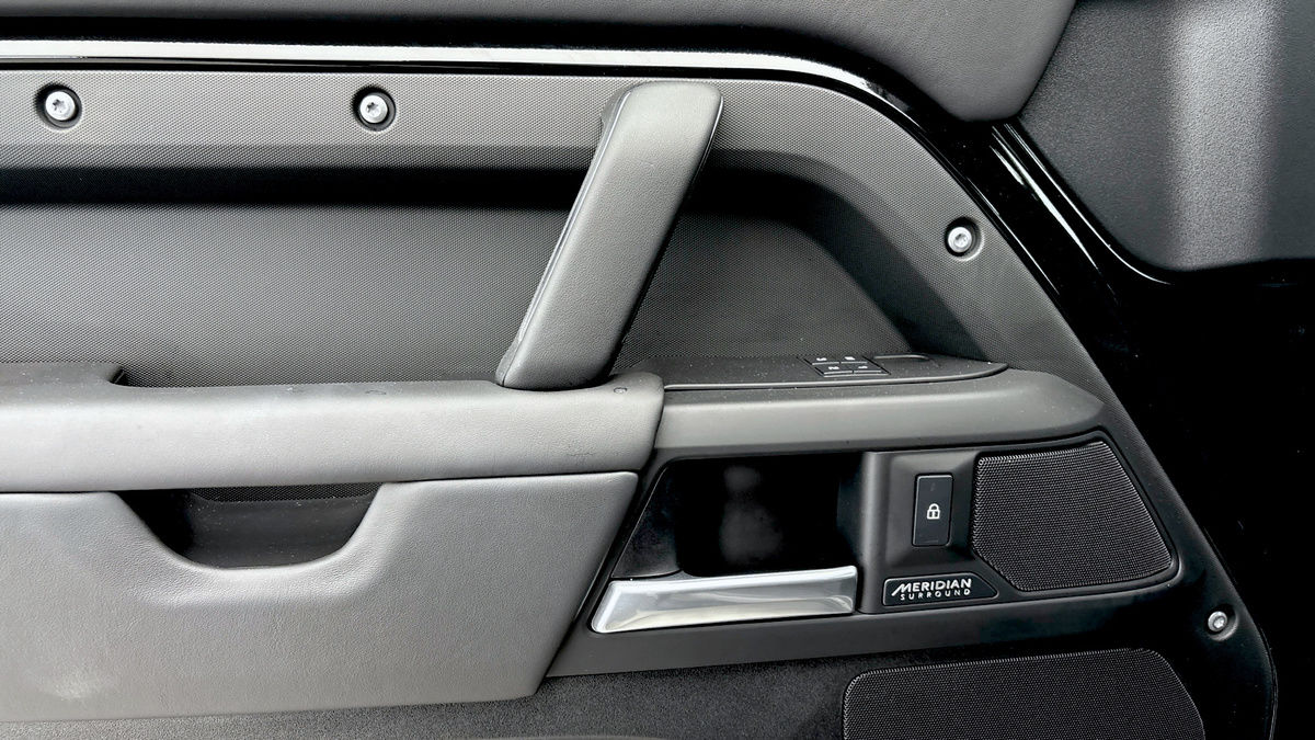 Land Rover Defender 110 Urban Image 19