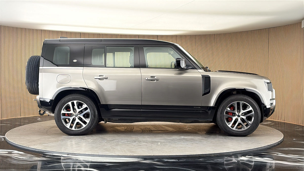 Land Rover Defender 110 Image 16